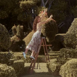 Мұқаба Laufey - Madwoman