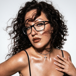 Мұқаба Вия (Viya) - strong and brave girl